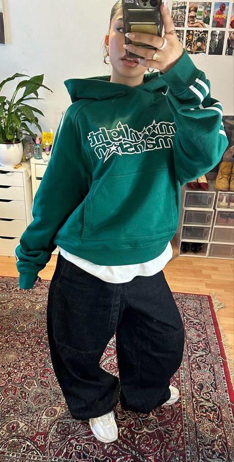 Hoodie Outfits For School, Streetwear Fits Women, Cute Winter Fits For School, Styling A Hoodie, Outfits Ideas For School, Outfit Inspo School, Pakaian Hipster, Green Hoodies, American Street Style