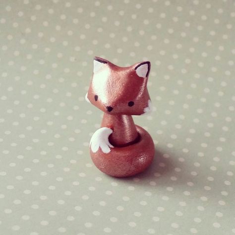 Clay Fox, Polymer Clay Figures, Clay Diy Projects, Polymer Clay Animals, Polymer Crafts, Cute Polymer Clay, Polymer Clay Miniatures, Clay Ornaments, Clay Miniatures