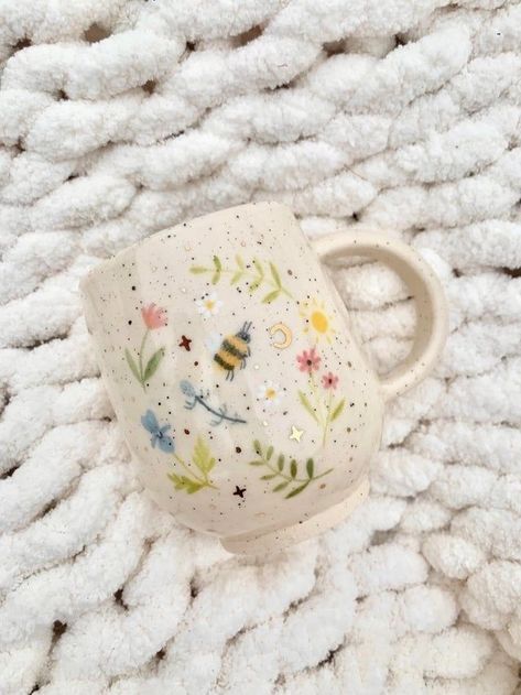 Ceramic Cafe, Cottagecore Vibes, Diy Pottery Painting, Cerámica Ideas, Pottery Painting Designs, Pretty Mugs, Tassen Design, Keramik Design, Spring Equinox