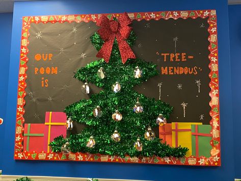 Christmas Tree Boards Bulletin, Bulletin Board Christmas Tree, Christmas Tree Bulletin Board Ideas, Christmas Tree Bulletin Board, Bulletin Board Tree, Christmas Charts, Class Crafts, Christmas Bulletin Boards, Day Care