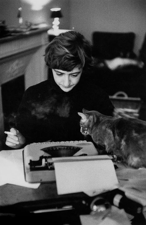 Burt Glim Francoise Sagan 1958 Celebrities With Cats, People Reading, Writers And Poets, Cat People, Cat Person, Inspirational People, Typewriter, Animals Friends, Cat Love