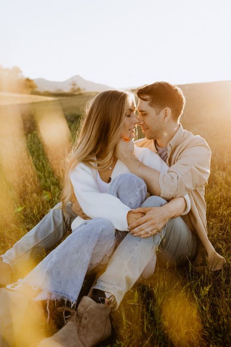 Engagement Shoot Outfits Spring, So Cal Engagement Photos, Engagement Session Photography, Engagement Pic Inspiration, Couple Session Photography Outfit Ideas, Grass Engagement Pictures, Engagement Session Photos, Engagement Photos With Son, Sitting Down Engagement Photos