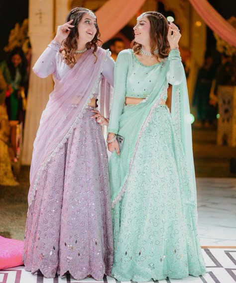 Twinning Lehenga Sisters, Dresses For Sisters Wedding, Sisters Wedding Dress Indian, Bridesmaid Lehenga Sisters, Function Hairstyles, Dress For Bride Sister, Desi Bridesmaids, Bridesmaid Lehenga, Sister Poses