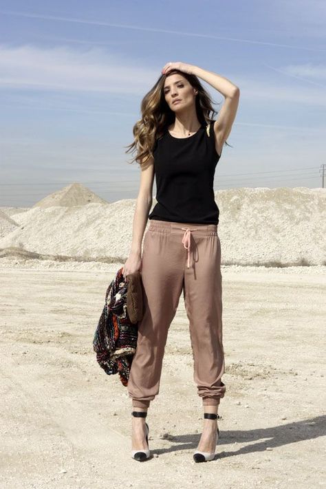 20 Stylish Way To Using Jogger Pants That Will Make You Seem More Fashionable » Look Rock Chic, How To Wear Joggers, Joggers Outfit, Pant Trends, Women Pants Casual, Womens Fashion Casual, Spring Outfit, Jogger Pants, Spring Summer Fashion