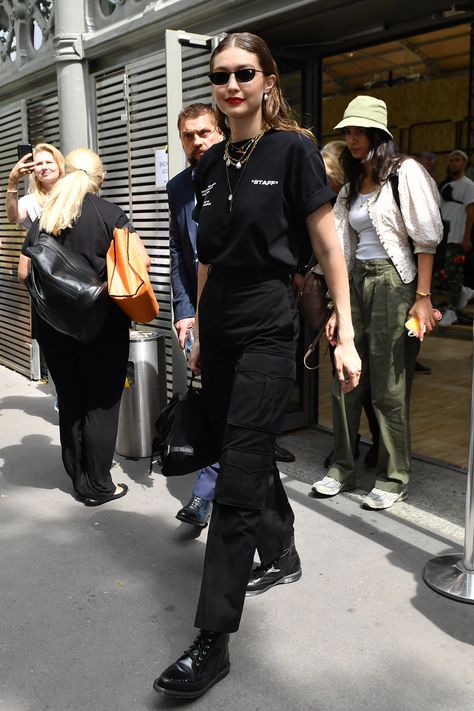 Gigi Hadid's Cargo Pants Are A Must-Have Staple For Summer Model Streetwear Fashion, Black Cargo Pants Aesthetic, Cargo Pants Outfit Aesthetic, Cargo Pants Outfit Street Style, Black Cargo Pants Outfit, Outfit Nero, Olive Green Cargo Pants, Black Pants Outfit, Cargo Outfit