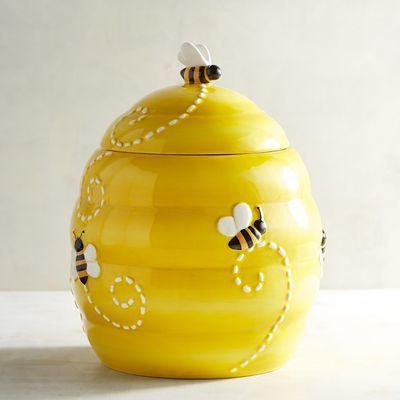 Beehive Cookie Jar https://api.shopstyle.com/action/apiVisitRetailer?id=621333966&pid=uid8100-34415590-43 Pottery Cookie Jar Ideas, Cute Cookie Jar, Bee Jar, Honey Pots, Honey Bee Decor, Ceramic Cookie Jar, Yellow Paint, Bee Inspired, Biscuit Jar