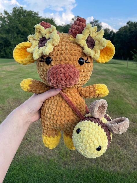 This is a handmade crochet cow plushie! Sunflower themed 😍 she is one of my best sellers, and would look great as any part of decor in your home or on your bed to cuddle!! ❤️❤️ this plush is around 14 inches tall ❤️ hand wash only, this plush was made with safety eyes which are NOT for children under 3 ❤️ Crochet Patterns Cute Animals, Sunflower Cow Crochet Pattern Free, Cute Crochet Ideas Plushie, Plush Cow Crochet, Crochet Sunflower Cow, Crocheted Cows, Crocheting Plushies, Crocheted Plushies, Crochet Cow Plushie