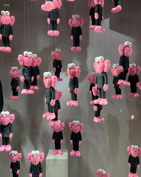 Dior Homees x KAWS BFF pop-up store display Order museum quality reproduction at Outpost-art.org. Pink Kaws, Kaws Iphone Wallpaper, Kaws Wallpaper, Fashion London, Tout Rose, Dior Pink, Vinyl Art Toys, Iphone Wallpaper Photos, Pretty Wallpaper Iphone