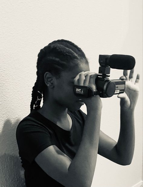 Creative Director Photography, Female Film Director, Black Female Directors, Screenwriter Aesthetic Girl, Black Female Director Aesthetic, Camera For Filmmaking, Travel Photographer Career, Black Women Photographers, Black Creative Director Aesthetic