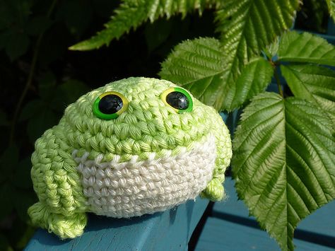 amigurumi: Trevor the toad, crochet, pattern: Halloween Toads by Brigitte Read Toad Crochet Pattern, Crochet Toad, Crochet Hook Case Pattern, Toad Animal, Halloween Dolls, Crochet Hook Case, Crochet Case, Animals Crochet, Crochet Frog