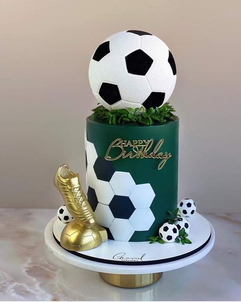 Football Cakes For Boys, Pastel Bakery, Football Cake Design, Sports Birthday Cakes, Football Themed Cakes, Soccer Birthday Cakes, Cake Designs For Boy, Sports Themed Cakes, Football Birthday Cake