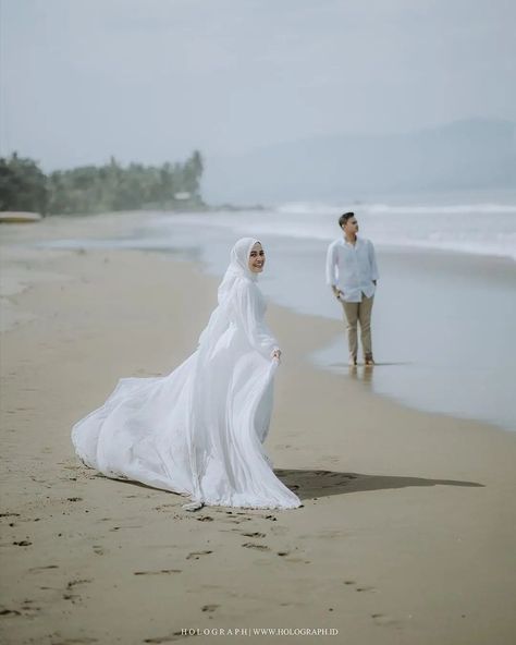 Prewedding Photography Beach, Beach Prewedding, Wedding Pictures Beach, Baby Bump Photoshoot, Muslim Wedding Photography, Prewedding Outdoor, Pre Wedding Photoshoot Outfit, Korean Wedding Photography, Wedding Portrait Poses