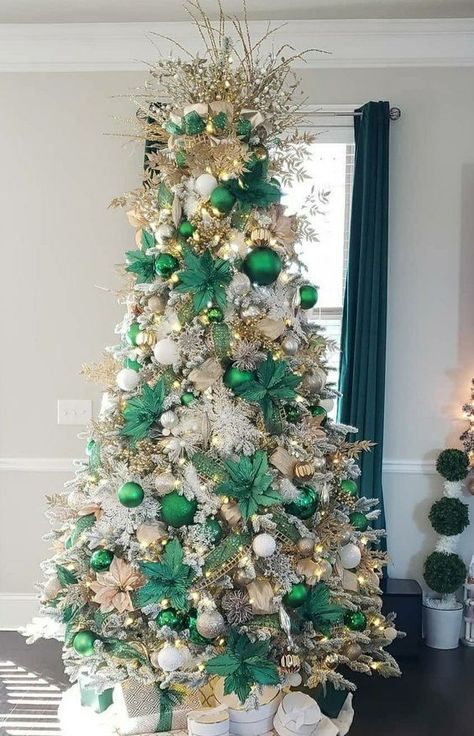 Emerald Green Christmas, Green Christmas Decorations, Green Christmas Tree Decorations, Christmas Tree Inspo, Green Xmas, Christmas Tree Decorating Themes, Elegant Christmas Trees, Christmas Themes Decorations, Christmas Tree Inspiration