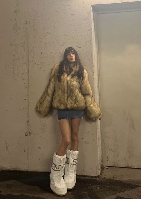 Moon Boots Aesthetic, Moon Boots Outfit, Boots Aesthetic, Fly Fits, Outfit 2020, Winter Outfits Aesthetic, About Last Night, Ski Fashion, Ambient Music