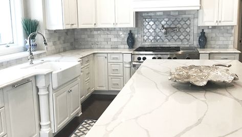 Best Marble Look Quartz Countertops | Quartz Kitchen Countertop Ideas Kitchen Wallpaper Black, Grey Kitchen Wallpaper, Blue Kitchen Wallpaper, Green Kitchen Wallpaper, Marble Look Quartz Countertops, White Kitchen Wallpaper, Marble Look Quartz, Clean Quartz Countertops, Countertop Marble