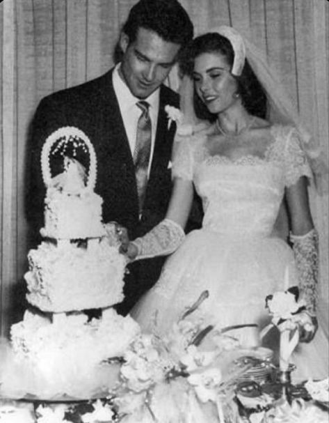 Old Wedding Photos, Old Fashioned Wedding, 1960s Wedding, 50s Wedding, Old Hollywood Wedding, Vintage Brides, Hollywood Wedding, Vintage Wedding Photos, Wedding Congratulations