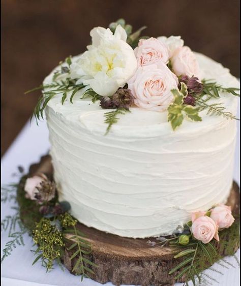 Bien présenté et décoré.  Juste bien dosé ! Wedding Cake With Flowers, Ruffle Wedding Cake, Cake With Flowers, Small Wedding Cakes, Wedding Cake Rustic, Simple Wedding Cake, Engagement Cakes, Anniversary Cake, Love Cake