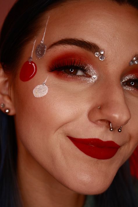 Christmas / ornament/ bauble makeup Creative Christmas Makeup Ideas, Christmas Tree Makeup, Ornament Makeup, Cranberry Makeup, Candy Cane Makeup, Christmas Makeup Looks, Christmas Competition, Christmas Competitions, Elf Face