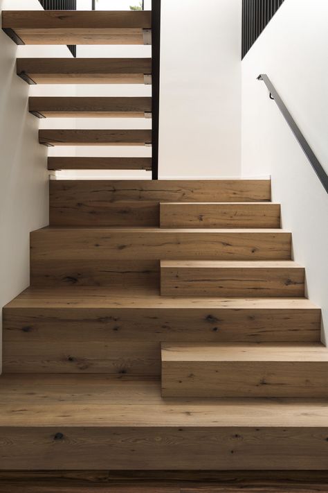 Modern Wooden Staircase, Mid Century Stairs, Platform Stairs, Stair Railing Ideas, Remodel Stairs, Flooring Light, Rustic Staircase, Stairs Railing, Staircase Outdoor