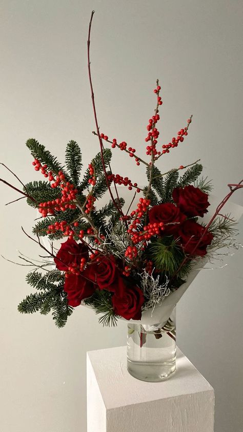 New Years Bouquet, Elegant Christmas Floral Arrangements, Flower Bouquet Christmas, January Floral Arrangements, Christmas Flowers Bouquet, Christmas Bouquet Ideas, Christmas Flower Centerpieces, Christmas Flower Arrangements Ideas, Christmas Flower Bouquet