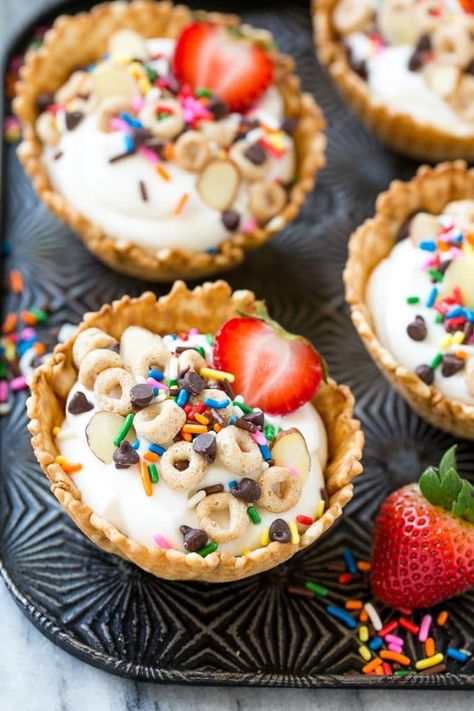 Breakfast Sundaes | Kids Breakfast Idea #breakfast #yogurt #cereal #banana #dinneratthezoo Sundae Kids, Healthy Brunch, Summer Snacks, Christmas Breakfast, Fun Kids Food, Breakfast Treats, Breakfast For Kids, Kids Snacks, Mini Desserts