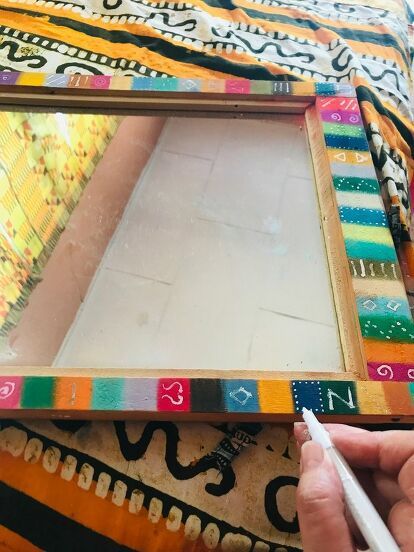 Colorful Mirror Frame, Upcycle Mirror Frame, Mirror Border Diy, Mirror Frame Painting Ideas, Mirror Makeover Diy, Chalk Paint Mirror, Painting Mirror Frames, Upcycle Mirror, Large Framed Mirrors