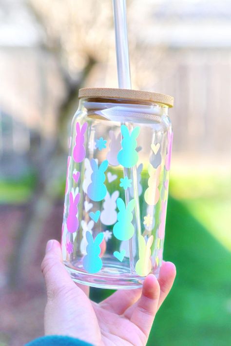 EASTER Peep Glass Cup With Straw Floral Spring Easter Bunny - Etsy Easter Cricut Ideas To Sell, Spring Cricut Projects To Sell, Easter Cricut Projects To Sell, Easter Cricut Ideas, Easter Cricut Projects, Vinyl Cup Ideas, Preppy Cups, Cricut Learning, Business Merch