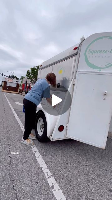 Elizabeth Williams on Instagram: "Lemonade season is in full swing and it’s time to sell over 1,000 lemonades in 2 days to pay for pharmacy school! 

Check out lemonade univeristy if you are looking to start your own mobile beverage business" Lemonade Trailer, Lemonade Truck, Lemonade Business, Pharmacy School, Money Life, Money Life Hacks, Cocktail Drinks, Pharmacy, Lemonade