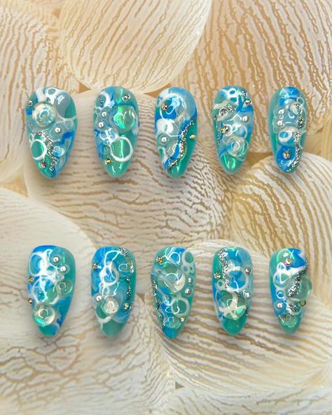 🌊 𝓈𝑒𝒶 𝒻𝑜𝒶𝓂 𝓈𝓅𝒶𝓇𝓀𝓁𝑒 ✨ Hand-painted/sculpted on natural medium almond-shaped nails 🤍 Medium Almond, Shaped Nails, Almond Shaped, May 13, Sea Foam, Almond, Sparkle, Hand Painted, Nails