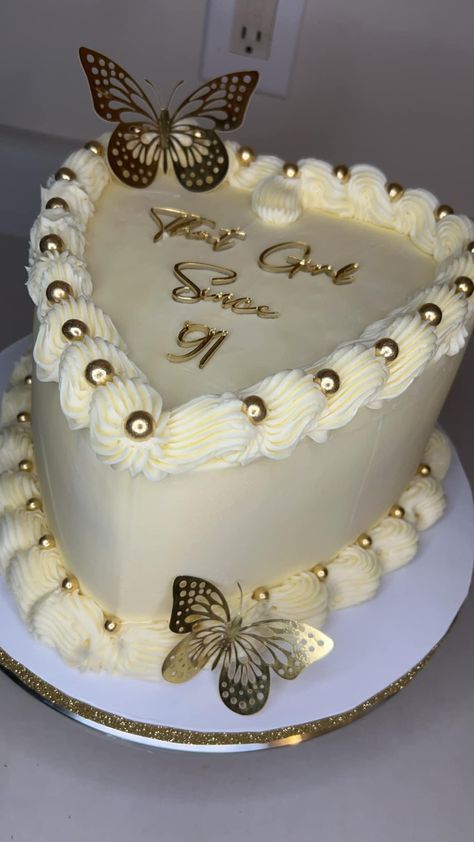 Birthday Cakes For 32 Year Old Woman, 26 Birthday Cake Ideas For Women, White And Gold Heart Shaped Cake, Birthday Cake For 23 Year Old Women, 28 Birthday Cake Ideas Women, 25 Birthday Cake Ideas For Her, 28th Birthday Ideas For Women Cake, 32nd Birthday Cake For Women, Leo Bday Cake