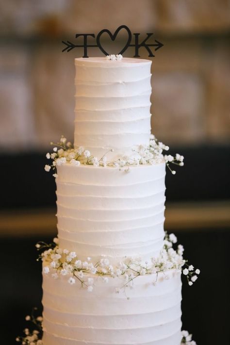 white wedding cake with babys breath Wedding Cake Fresh Flowers, Pretty Wedding Cakes, Rustic Cake Toppers, Floral Wedding Cakes, Romantic Wedding Cake, White Wedding Cakes, Simple Wedding Cake, White Wedding Cake, Wedding Cakes With Flowers