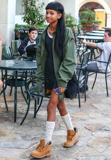 Willow Smith 90s Fashion Models, Afro Punk Fashion, 90s Fashion Women, Willow Smith, Afro Style, 90s Fashion Outfits, Black Pride, Celebrity Look, Celebrity Outfits