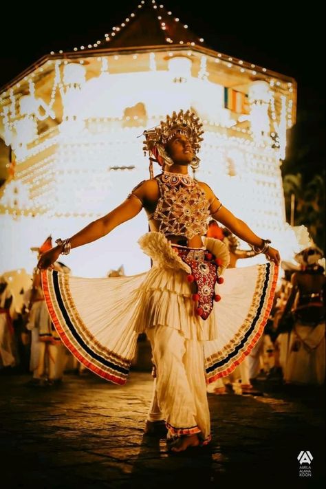 Kasthuri Suwada Art, Sri Lankan Traditional Dancers, Kandyan Dancers Sri Lanka, Sri Lankan Culture Aesthetic, Sri Lankan Fashion, Traditional Dance Aesthetic, Sri Lankan Aesthetic, Dalada Perahara, Kandy Perahara