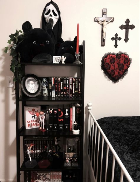 Goth, aesthetic, ghostface Aesthetic Ghostface, Goth Bedroom Ideas, Emo Room, Horror Room, Gothic Decor Bedroom, Gothic Room, Gothic Bedroom, Dark Home Decor, Dreamy Room