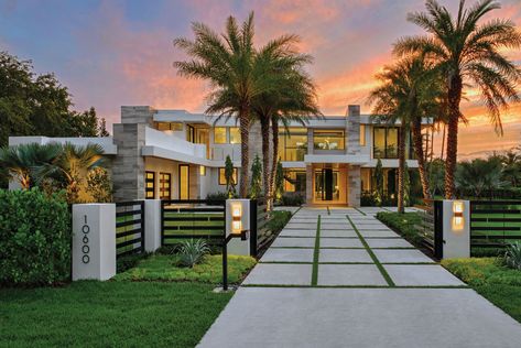 Contemporary Architecture Shapes a Minimalist Pinecrest Home Palm Tree Driveway Entrance, Tropical Home Exterior, Architecture Shapes, Florida Architecture, Contemporary Mansion, Modern Miami, Mansion Exterior, Mansion Designs, Florida Design