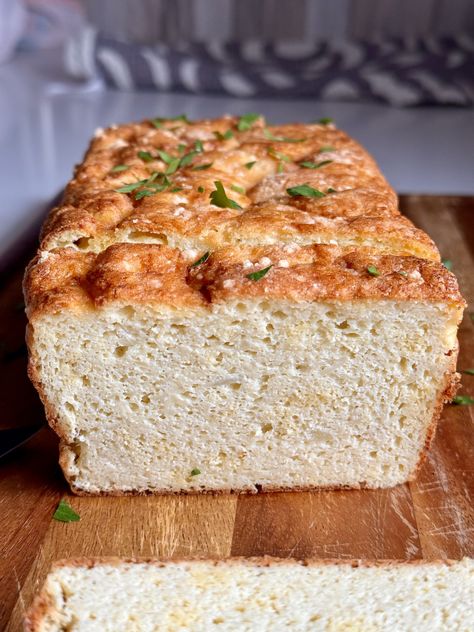 Cauliflower Cloud Bread (Low Carb + 6 Ingredients) - Hungry Happens Low Carb Bread Alternatives, Briana Thomas, Best Gluten Free Bread, Hungry Happens, Optavia Recipes, Pain Sans Gluten, Pane Dolce, Bread Alternatives, Cloud Bread