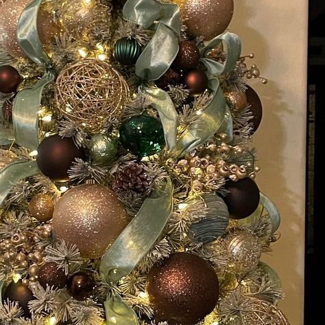 Antoinette Boston on Instagram: "🫶🏽💚🤎 I love this mint, champagne, and brown! So different! What color combos do you want to see this year?! . . . . . #christmasdecor #christmastree #tistheseason #christmastreedecorating #christmastreeinspo #christmasreels #reelsinstagram #explore #countdowntochristmas #christmas2023 #holidaydecor #love #absholidaydecor #navidad #mowl #christmastreestylist #christmasmood" Green Gold Brown Christmas Tree, Green And Champagne Christmas Decor, Christmas Tree Champagne Color, Sage Green Christmas Tree, Champagne Christmas Tree, Christmas Tree Colour Scheme, Green Christmas Tree Decorations, Blue Christmas Tree Decorations, Glam Christmas Tree