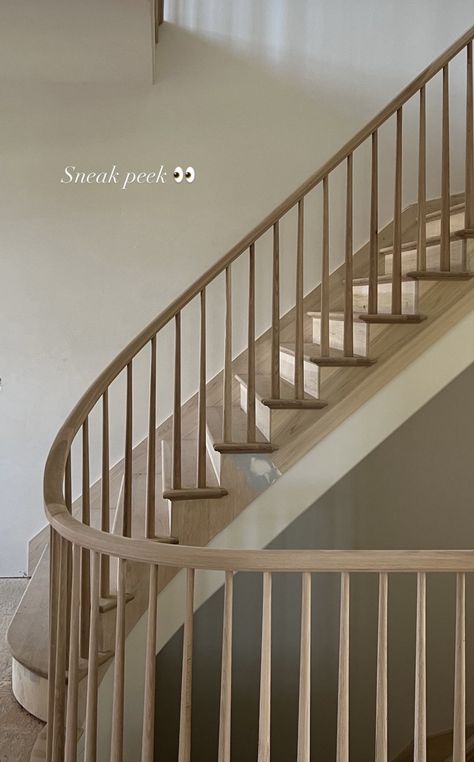 Farmhouse Curved Staircase, English Country Interiors, Cottage Stairs, Oak Staircase, Entryway Stairs, Staircase Design Ideas, Modern Stair Railing, Stairway Decorating, Design Stairs