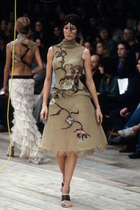 Alexander McQueen Spring 1999 Ready-to-Wear Fashion Show - A model on the runway at Alexander McQueen's spring 1999 show. Mcqueen Fashion, Rose Dress, Fashion Show Collection, Inspired Dress, 90s Fashion, Spring Outfit, Runway Fashion, Alexander Mcqueen, High Fashion