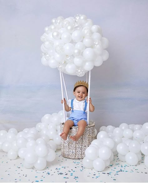 Hot Air Balloon Themed Birthday Party, Hot Air Ballon Theme First Birthday Boy, Hot Air Balloon Birthday Theme, Hot Air Balloon Photoshoot, Balloon Birthday Themes, Cake Smash Theme, Baby Birthday Photoshoot, Hot Air Balloon Party, Baby First Birthday Cake