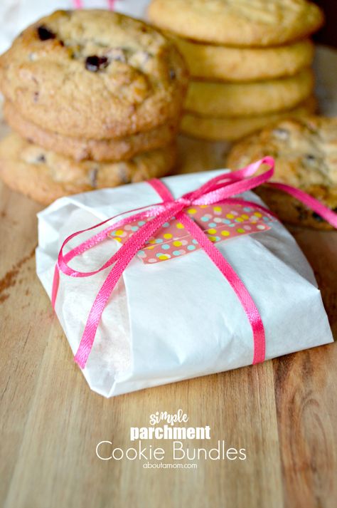 These parchment paper cookie bundles are incredibly sweet and simple to put together. It’s a sweet cookie gift, and a great way to let someone know you are thinking of them. AD #GiveBakery Cookie Wrapping Ideas, Diy Cookie Packaging, Cookie Gift Packaging, Individually Wrapped Cookies, Bread Packaging, Christmas Cookies Gift, Baking Packaging, Cookie Gift, Diy Cookie