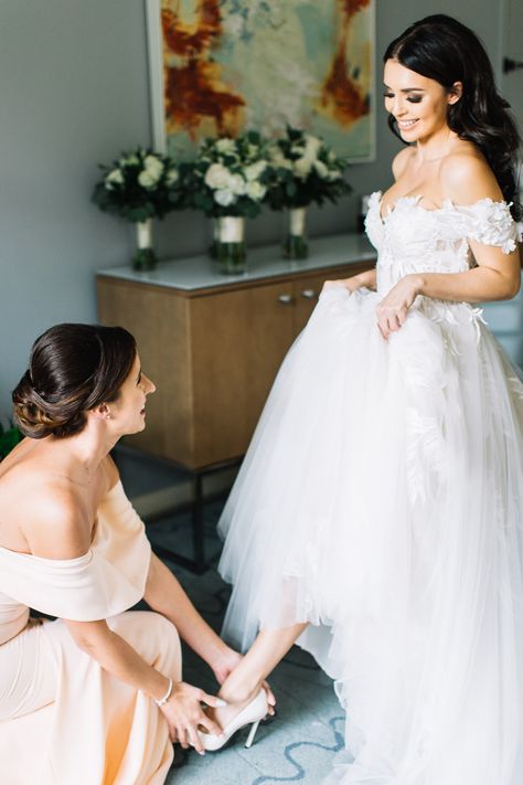 Maid Of Honor Pictures With Bride, Wedding Preparation Photos, Bride Preparation, Diy Wedding Video, Bride Pictures, Romantic Wedding Photography, Luxury Wedding Photography, Bride Getting Ready, Bride Photo