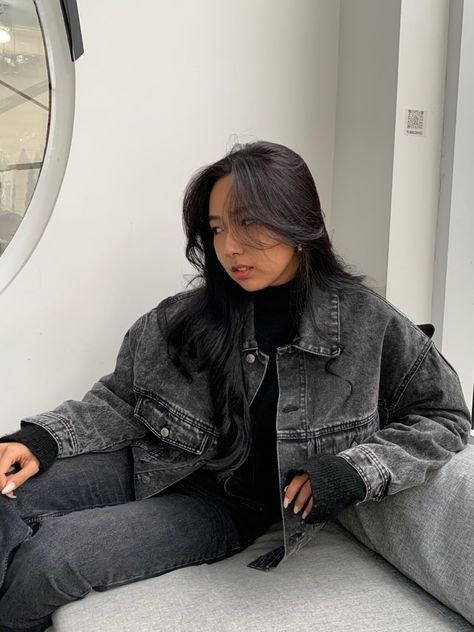 Faded Black Jean Jacket Outfit, Grey Jeans Jackets Outfit, Jeans And Grey Sweater Outfit, Grey Jean Jacket Outfit Women, Gray Jean Jacket Outfit, Grey Jean Jacket Outfit, Black Denim Jacket Outfit Aesthetic, Dark Grey Jacket Outfit, Black Jeans Jacket Outfit