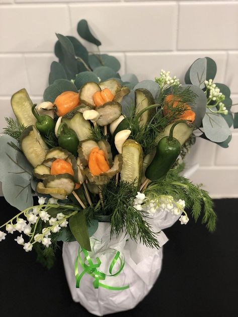 Someone Seriously Just Made A 'Pickle Bouquet' For Valentine's Day And We Need A DozenDelish Pickle Bouquet Diy, Fundraising Food Ideas, Pickle Bouquet, Pickle Bar, Beef Jerky Bouquet, Pickle Platter, Pickle Board, Vodka Martinis, Dill Pickle Vodka