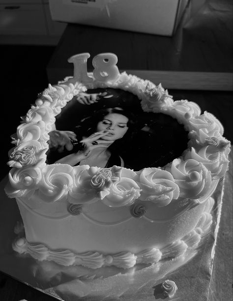 Lana Del Rey Birthday Present, Lana Del Cake, Lana Del Rey Quince Theme, Lana Cake Ideas, Lana Del Rey Bday Cake, 15th Birthday Cakes Aesthetic, Lana Del Ray Birthday Cake, Lana Del Ray Birthday Theme, Lana Del Rey Cake Aesthetic