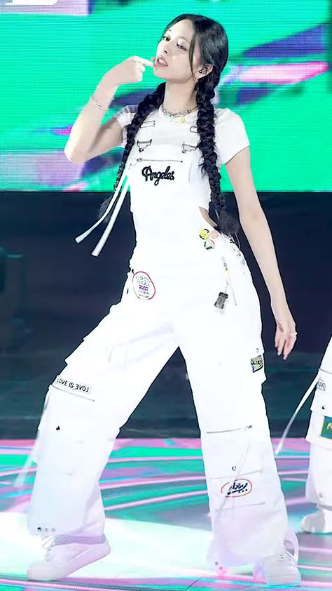 Itzy Yuna Stage Outfits, Yuna Stage Outfit, Itzy Stage Outfits, 2ne1 Outfits, Yuna Outfit, 27 Cake, Itzy Outfit, Caps Outfit, Starry Eyes