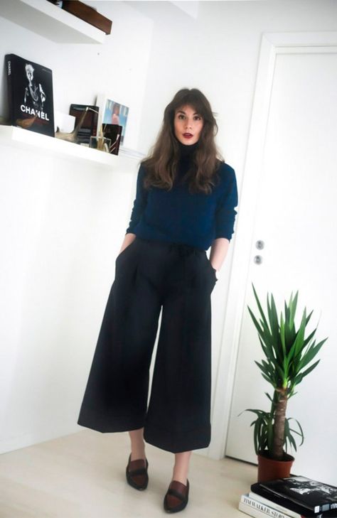 How to Wear Culottes, Palazzo Pants, Gauchos | Glamour Black Gaucho Pants Outfit, Gaucho Pants Outfit Winter, Cullotes Outfit Winter, Culottes Outfit Winter, Black Cullotes Outfits, Gaucho Pants Outfit, Black Culottes Outfit, Culotte Outfit, How To Wear Culottes