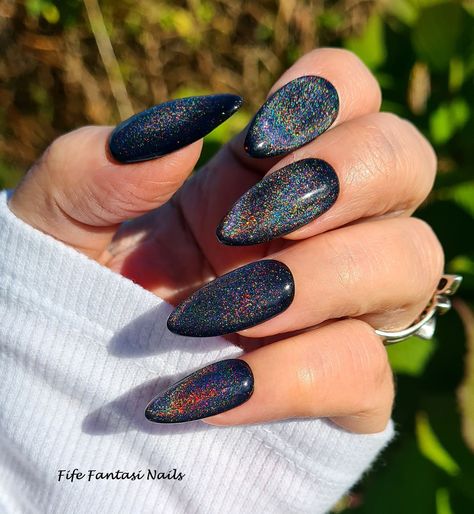 Black Nails Cat Eye Effect, Cat Eye Oval Nails, Black Nails With Cat Eye, Black Nails Cat Eye, Black Magnetic Nails, Black Cateye Nails, Cat Eye Halloween Nails, Cat Eye Nails Black, Black Cat Eye Nails Design