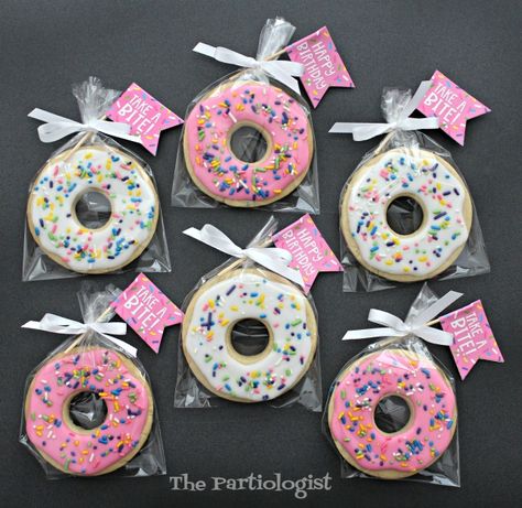 Diy Dessert Table Ideas, Donut Birthday Cake, Donut Theme Party, Donut Decorating Ideas, Donut Themed Birthday Party, Birthday Donuts, Birthday Cookie, Donut Birthday Parties, Donut Party