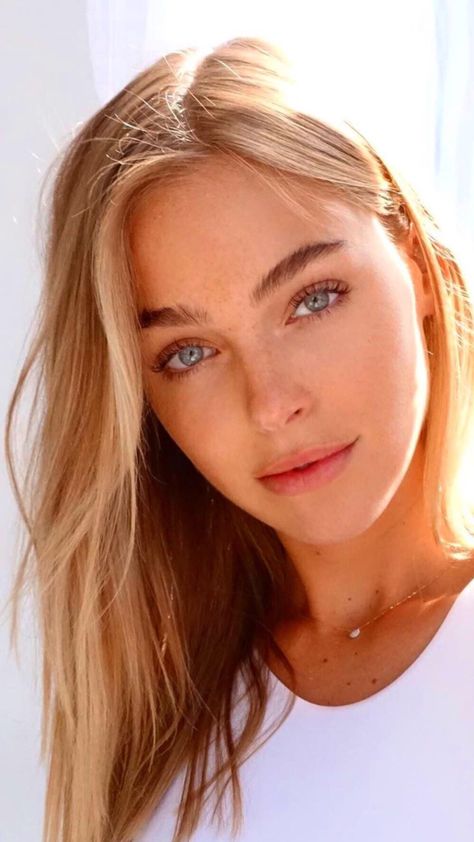 Elizabeth Turner #pretty #beautiful #girls #Fashion #girlsfashion #womenfashion #womanfashion #girlfashion Form Fitting Clothes, Elizabeth Turner, Exercise Inspiration, Lifestyle Motivation, Ootd Photography, Lifestyle Women, Designer Tshirt, Shopping Design, Model Streetstyle